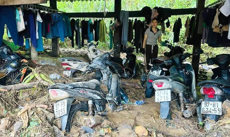 Bùn và đất đá tràn vào nhà của một hộ dân ở thôn Phiêng Khăm, xã Yến Dương (Ba Bể) do lũ quét vào đêm 17, rạng sáng ngày 18/5. nha-2.jpg