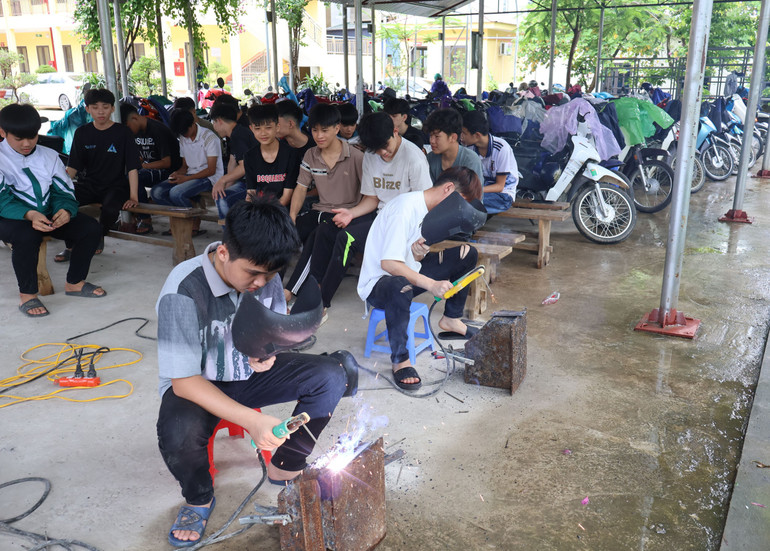 Praktische Stunden für Schüler der Klasse „Fortgeschrittene Schweißtechnik“, organisiert vom Zentrum für Berufsbildung und Weiterbildung des Bezirks Bach Thong. hco-nghe.jpg