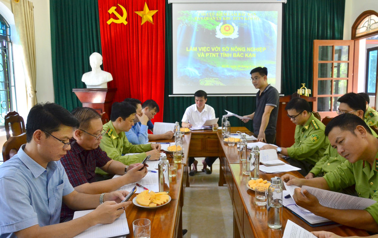 Đoàn công tác của Sở NN&PTNT làm việc với cán bộ, viên chức Ban Quản lý Khu dự trữ thiên nhiên Kim Hỷ. lam 1.jpg