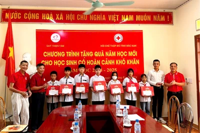 Tặng quà cho học sinh có hoàn cảnh khó khăn nhân dịp năm học mới