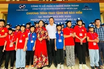 Tặng 240 mũ bảo hiểm cho học sinh có hoàn cảnh khó khăn 