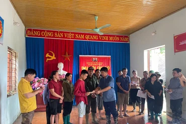 Đồng chí Nông Quang Nhất, Phó Chủ tịch UBND tỉnh thăm, động viên gia đình bị nạn do lũ ống, sạt lở đất tại xã Yến Dương