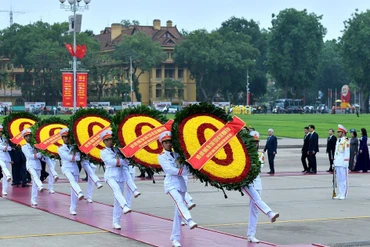 Các đồng chí lãnh đạo Đảng, Nhà nước vào Lăng viếng Chủ tịch Hồ Chí Minh