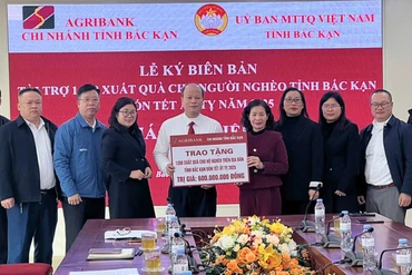 Đại diện Agribank Chi nhánh Bắc Kạn trao tài trợ cho Ủy ban MTTQ tỉnh tiếp nhận kinh phí hỗ trợ hộ nghèo đón tết.