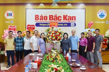 Đồng chí Phương Thị Thanh chúc mừng Báo Bắc Kạn nhân kỷ niệm 100 năm Ngày Báo chí Cách mạng Việt Nam
