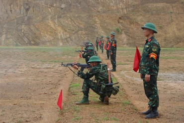 Chiến sĩ mới hoàn thành kiểm tra "3 tiếng nổ"