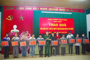 Kho K380 trao quà cho học sinh nghèo