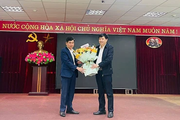 Đồng chí Nguyễn Quốc Doanh, Phó Giám đốc BHXH tỉnh Bắc Kạn tặng hoa, chúc mừng tân Giám đốc BHXH khu vực X