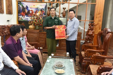 Đồng chí Bí thư Tỉnh ủy, thăm, tặng quà người có công tại TP. Bắc Kạn 