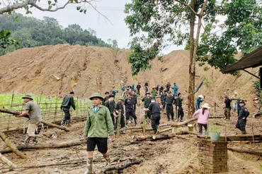 Lực lượng vũ trang sát cánh cùng người dân ứng phó, khắc phục hậu quả thiên tai