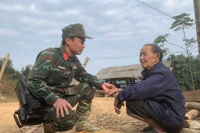 Phóng viên áo lính “cắm bản” ở Tà Han