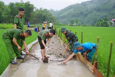 Lực lượng vũ trang Bắc Kạn phối hợp làm công tác dân vận tại huyện Pác Nặm