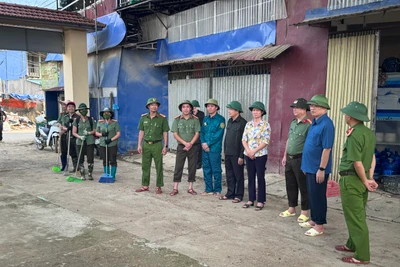 Bí thư Tỉnh ủy Hoàng Duy Chinh thăm hỏi, động viên cán bộ hỗ trợ khắc phục hậu quả thiên tai tại Nam Cường