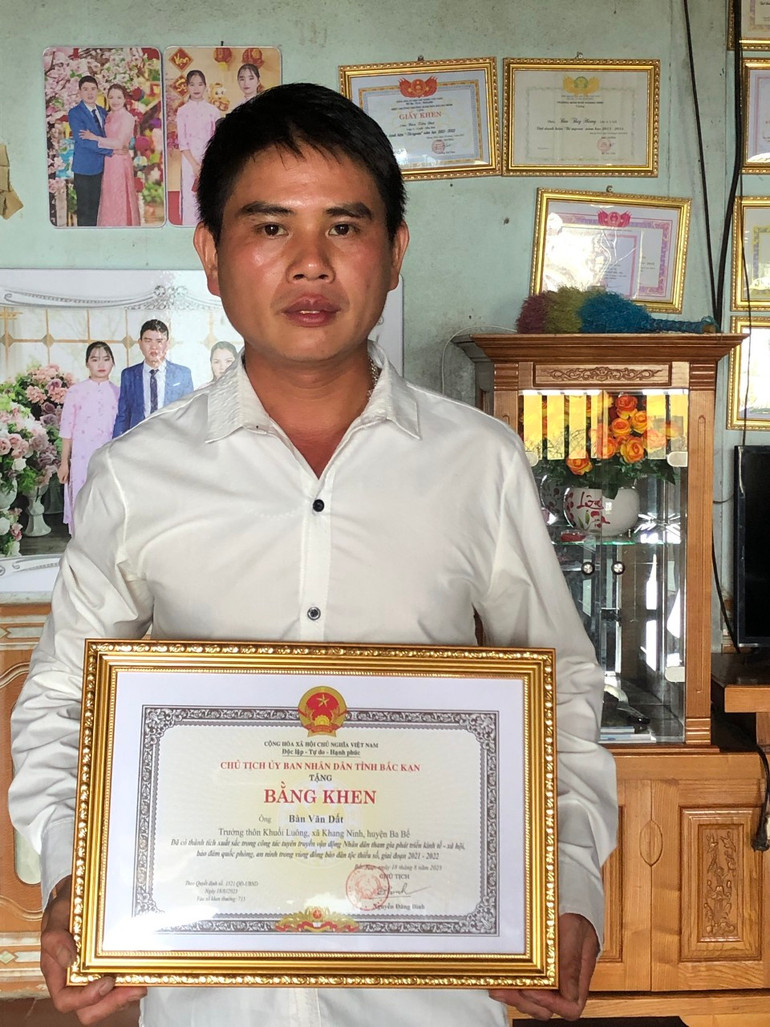 Năm 2023 anh Bàn Văn Dất được Chủ tịch UBND tỉnh tặng Bằng khen vì có thành tích xuất sắc trong công tác tuyên truyền vận động Nhân dân tham gia phát triển kinh tế-xã hội giai đoạn 2021 - 2022.