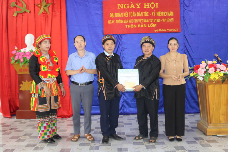 Đại diện các ban, ngành của tỉnh tặng quà cho thôn nhân dịp Ngày hội Đại đoàn kết.