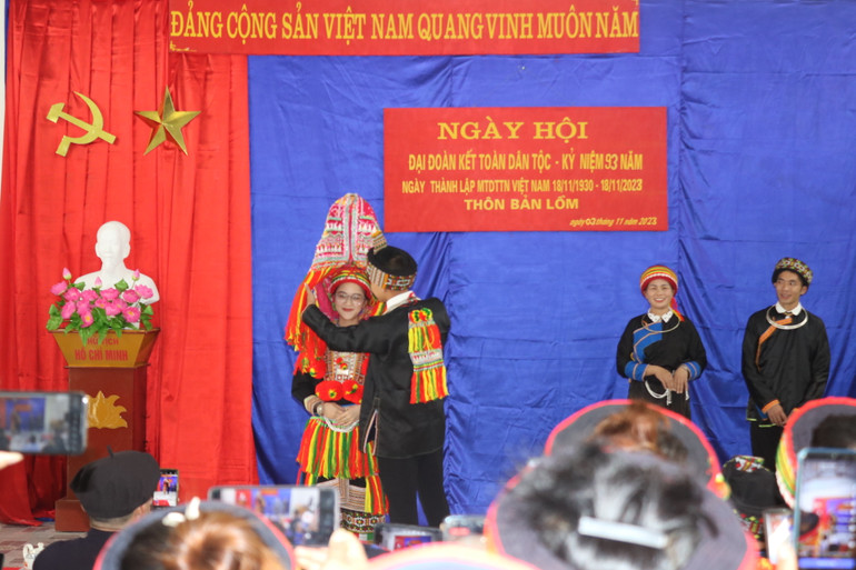 Trình diễn trang phục của đồng bào dân tộc Dao đỏ.