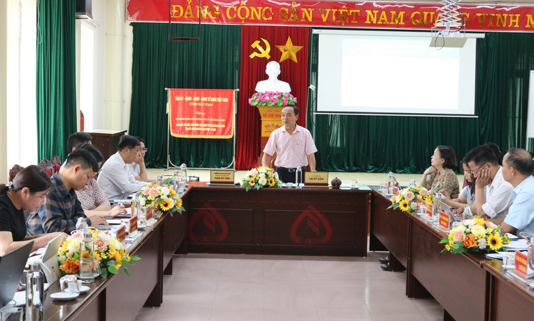 Đồng chí Hà Sỹ Côn, Giám đốc NHCSXH tỉnh phát biểu tại phiên thảo luận.