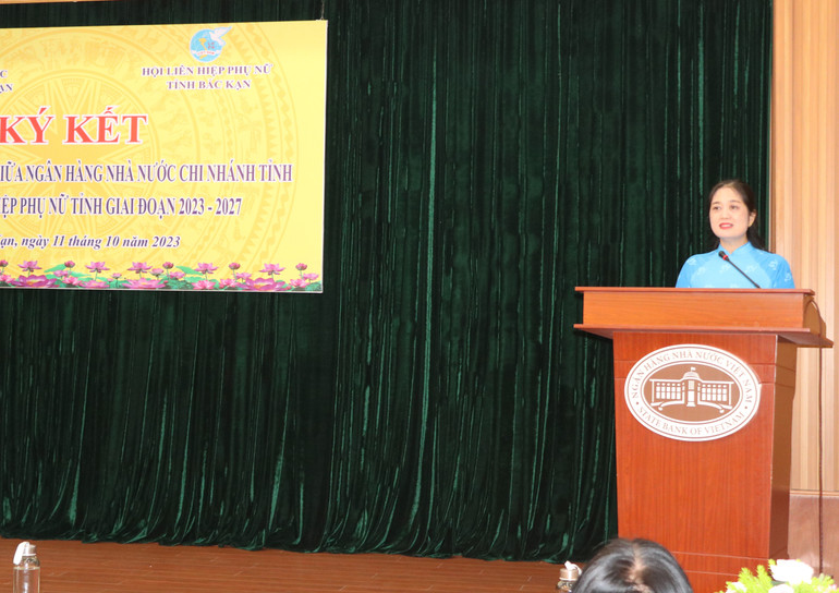 Đồng chí Triệu Thị Thúy, Tỉnh ủy viên, Chủ tịch Hội LHPN tỉnh phát biểu tại buổi lễ.