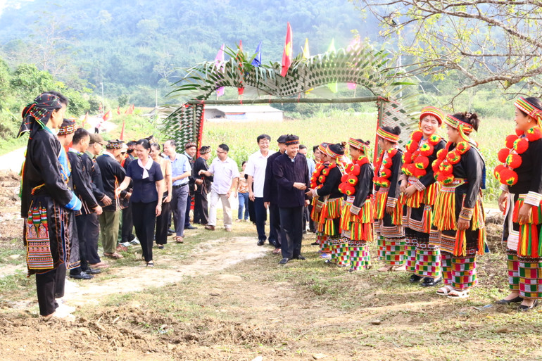 Các đồng chí lãnh đạo tỉnh, huyện Chợ Đồn đến dự, chung vui cùng người dân thôn Bản Lồm, xã Nam Cường.