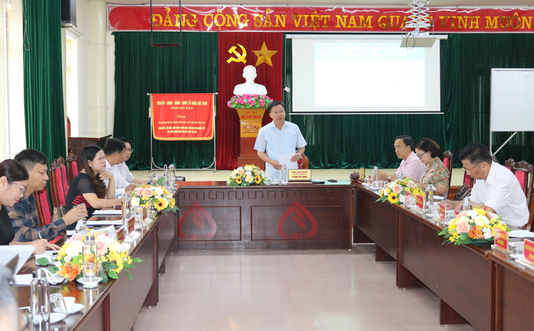 Đồng chí Phạm Duy Hưng, Ủy viên Ban Thường vụ Tỉnh ủy, Phó Chủ tịch UBND tỉnh phát biểu tại phiên họp.