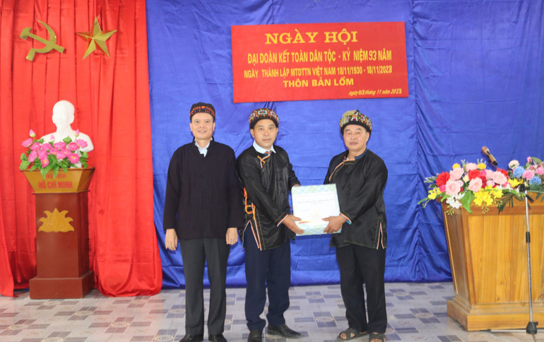 Đồng chí Đồng Văn Lưu, Phó Chủ tịch HĐND tỉnh trao tặng quà cho Nhân dân thôn Bản Lồm.