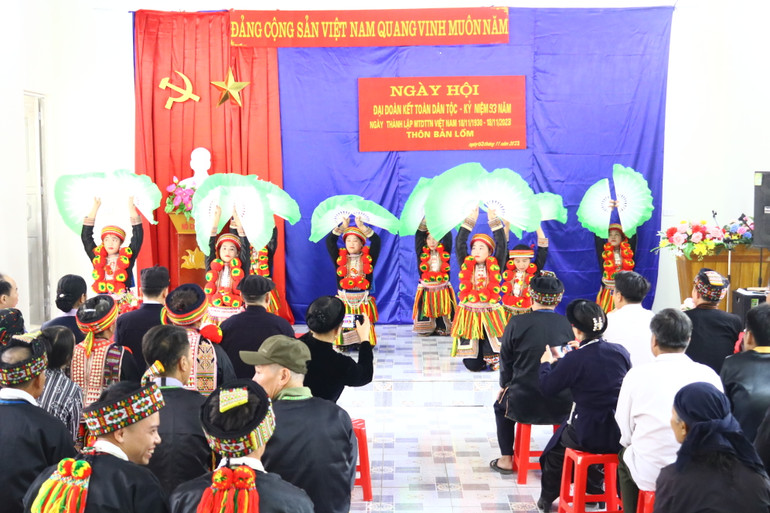 Các tiết mục văn nghệ do người dân trong thôn dàn dựng và biểu diễn trong ngày hội.