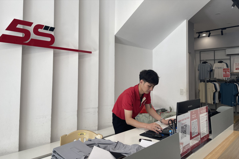 Áp dụng hóa đơn điện tử khởi tạo từ máy tính tiền sẽ bảo vệ quyền lợi người tiêu dùng và nâng cao hiệu quả quản lý thuế. IMG_7217 (1).JPG