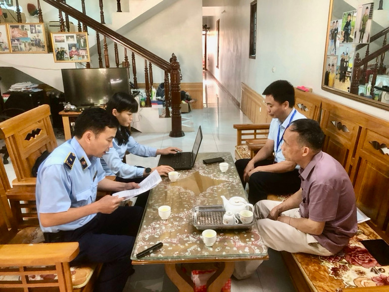 Hướng dẫn hộ kinh doanh thực hiện sử dụng hóa đơn điện tử. (ảnh do Cục Thuế tỉnh cung cấp) IMG_6262.jpg