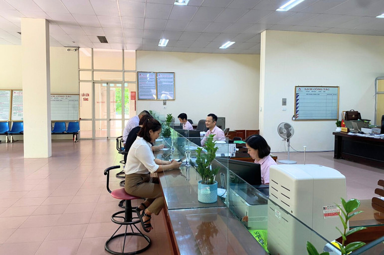 Khách hàng giao dịch tại Chi nhánh NHCSXH tỉnh Bắc Kạn. NHCSXH1.jpg