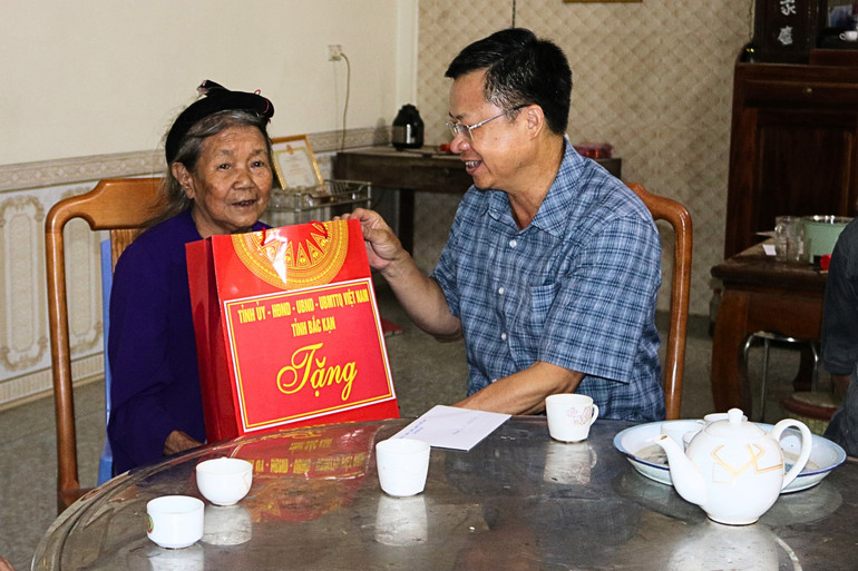 Ông Phạm Duy Hưng, Ủy viên Ban Thường Vụ Tỉnh ủy, Phó Chủ tịch UBND tỉnh thăm, tặng quà bà Phan Thị In (Mẹ liệt sĩ), ở thôn Nà Hỏi, xã Phúc Lộc (Ba Bể). 2.jpg
