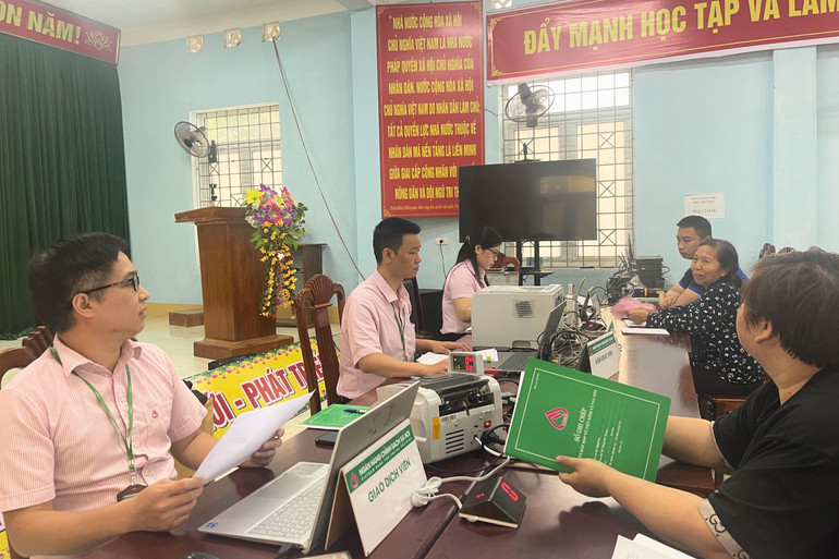 Cán bộ Phòng Giao dịch NHCSXH huyện Chợ Mới giao dịch tại xã Nông Hạ. 2.jpg