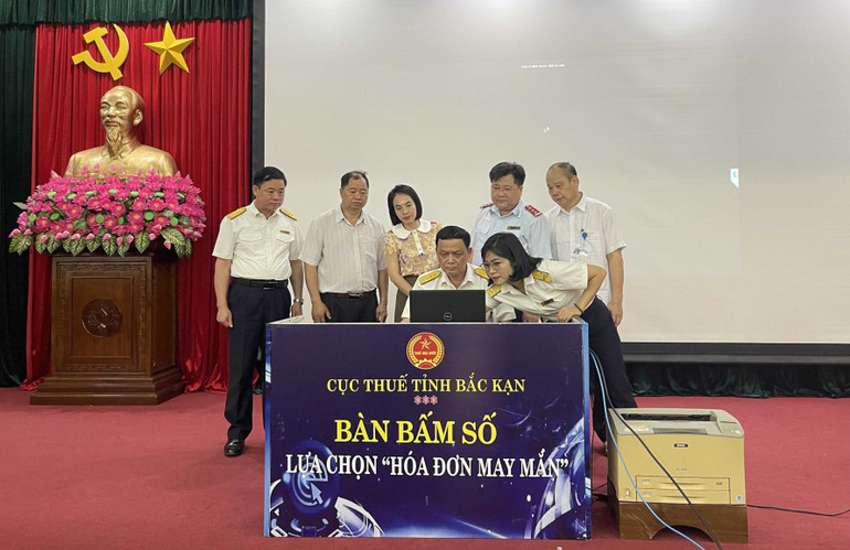 Ông Nguyễn Duy Thể, Cục trưởng Cục Thuế tỉnh bấm nút lựa chọn "Hóa đơn may mắn" với sự giám sát của Hội đồng giám sát. THue.jpg