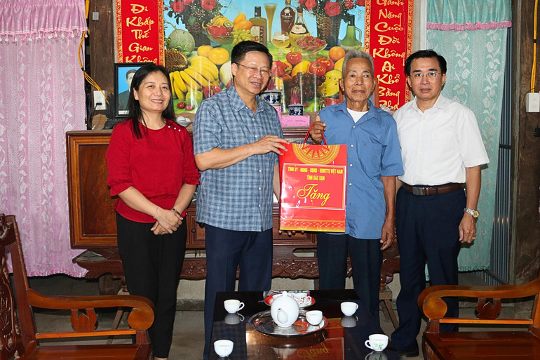 Đoàn công tác của tỉnh thăm, tặng quà ông Hoàng Hồng Tinh (bệnh binh), thôn Cốc Lùng, xã Hà Hiệu (Ba Bể). 1.jpg