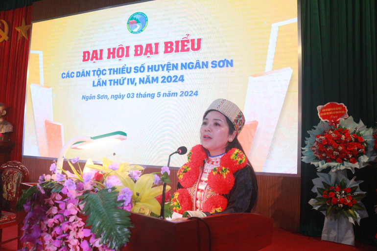 Đồng chí Triệu Thị Thu Phương, Trưởng ban Dân tộc, Phó Trưởng ban Chỉ đạo Đại hội đại biểu các DTTS tỉnh phát biểu chỉ đạo Đại hội. IMG_2487.JPG