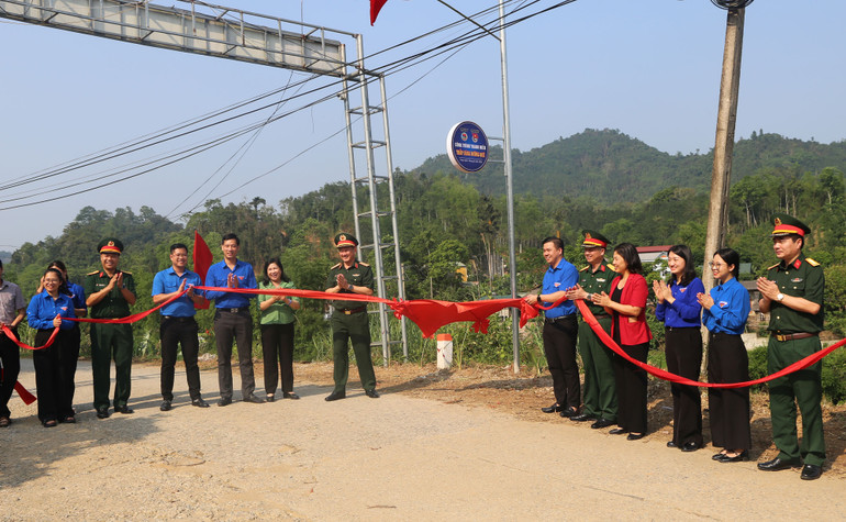 Các đại biểu cắt băng khánh thành công trình thanh niên "Thắp sáng đường quê". IMG_1869.jpg