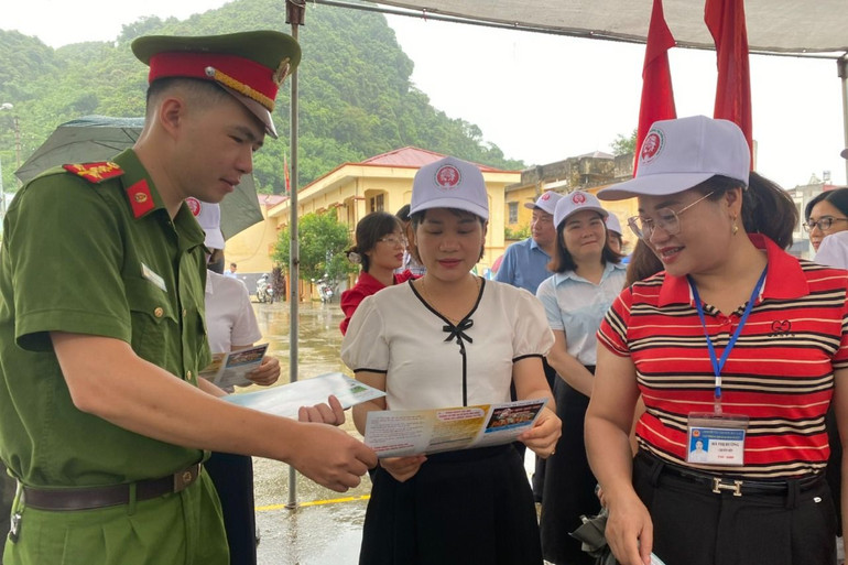 Phát tờ rơi tuyên truyền về phòng, chống ma túy. z5568869002592_b982dd3b25a0f0671747eb15d6f5af5e.jpg