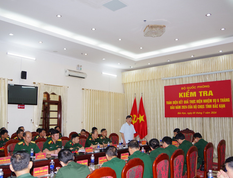Đồng chí Hoàng Duy Chinh, Ủy viên BCH Trung ương Đảng, Bí thư Tỉnh ủy, Trưởng Đoàn đại biểu Quốc hội tỉnh Bắc Kạn báo cáo tại buổi kiểm tra. z5604270278885_d1cca11b9921752e0361d29d344aec39.jpg
