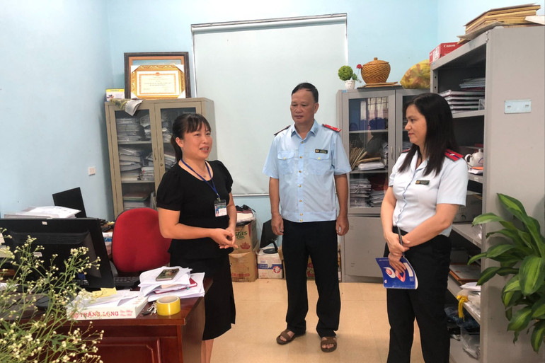 Đoàn kiểm tra làm việc tại xã Nông Hạ. z5516317060201_6c6528e3ad5313af1b411889075e44e7.jpg