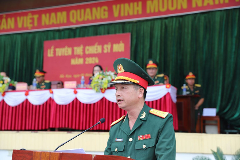 Đại tá Dương Văn Quang, Phó Chủ nhiệm Chính trị Quân khu 1 phát biểu chỉ đạo tại Lễ tuyên thệ. IMG_7360.jpg