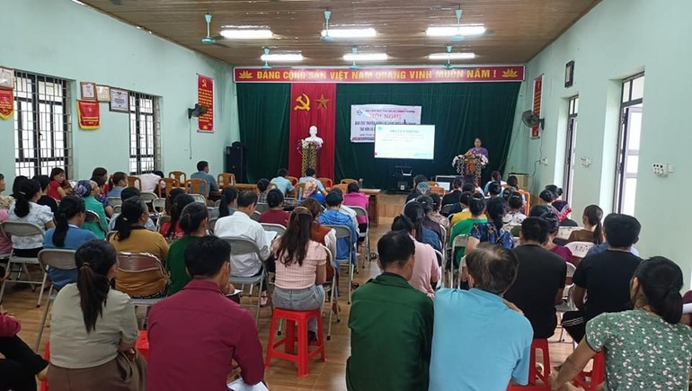 Thực hiện kiêm nhiệm chức danh không chuyên trách sẽ mang lại những lợi ích cho cơ sở. Trong ảnh: Buổi truyền thông về giảm tình trạng tảo hôn do Hội LHPN xã Lương Thượng (Na Rì) tổ chức. z5535159408674_714df959d3e5aefe639cc5d63ab2ce72 (1).jpg