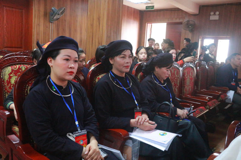Đại hội là dịp tôn vinh đóng góp của đồng bào DTTS cho sự nghiệp chung của toàn huyện. IMG_2445.JPG
