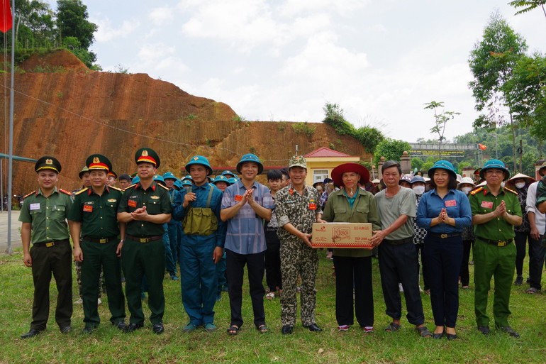 Thủ trưởng Bộ CHQS tỉnh, lãnh đạo huyện và đại biểu Quân khu tặng quà cho lực lượng xử lý tình huống A2 z5560559767726_fe0d4041904112d41bfd974f6c9c44a8.jpg