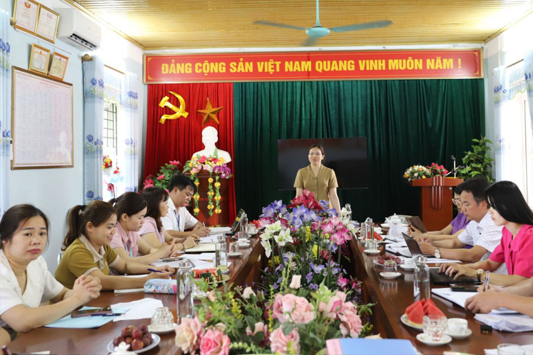 Trưởng đoàn giám sát kết luận buổi làm việc với Trường Tiểu học Quân Hà. Trưởng đoàn giám sát kết luận buổi làm việc với Trường Tiểu học Quân Hà.