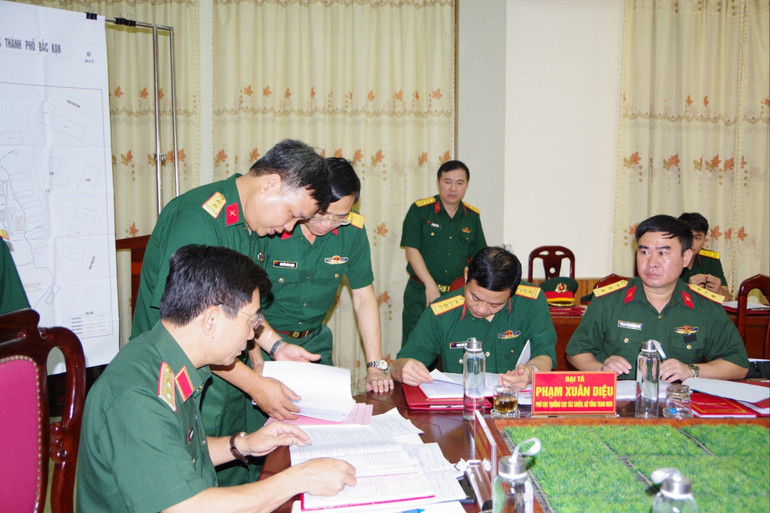 Trung tướng Nguyễn Doãn Anh (người ngồi ngoài cùng bên trái), Ủy viên Trung ương Đảng, Phó Tổng tham mưu trưởng Quân đội nhân dân Việt Nam chủ trì buổi kiểm tra tại Ban CHQS thành phố Bắc Kạn. z5604270402623_a92610cc41edf6450723718f8ac37ce4.jpg
