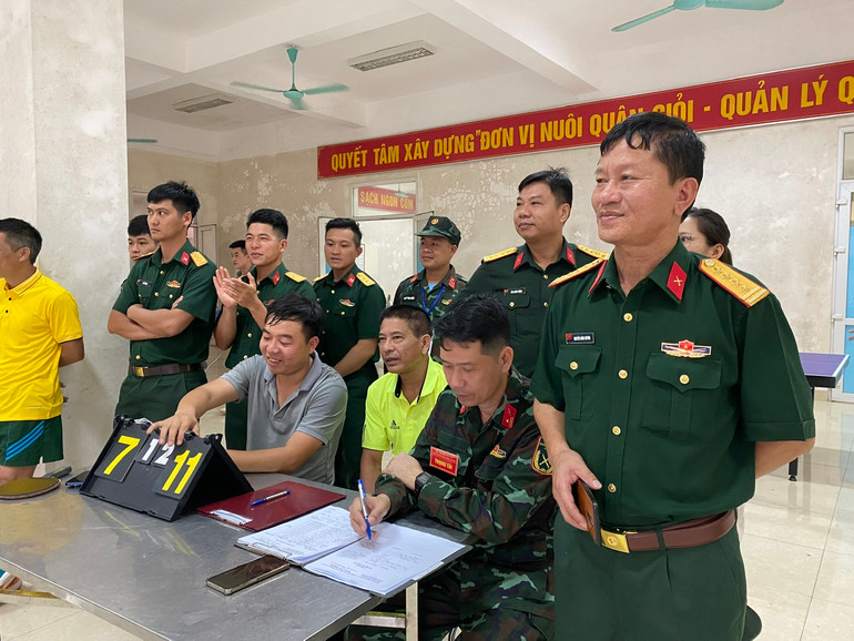 Các đồng chí lãnh đạo Bộ CHQS tỉnh chăm chú theo dõi và cổ vũ. z5444620515019_6a3edb4217d2d6903fcedf56b5a8a281.jpg