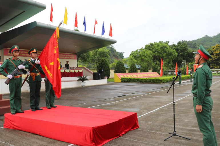 Binh nhì Hoàng Văn Pu đọc 10 lời thề danh dự của quân nhân. IMG_7307.jpg