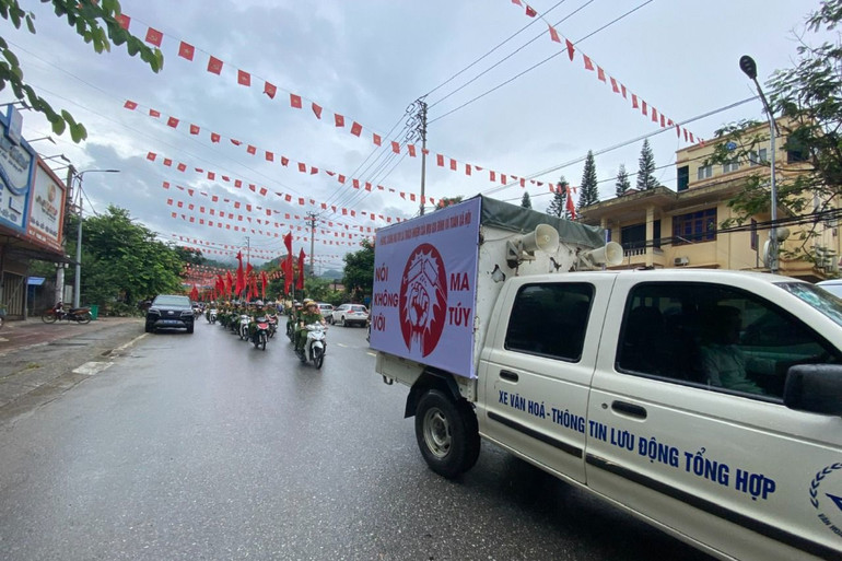 Diễu hành hưởng ứng Tháng hành động phòng, chống ma túy, Ngày Quốc tế và Ngày toàn dân phòng, chống ma túy năm 2024 trên các tuyến đường chính của thị trấn Bằng Lũng. z5568860410233_d2ac46abf1f20342db0750e14f611a7b.jpg