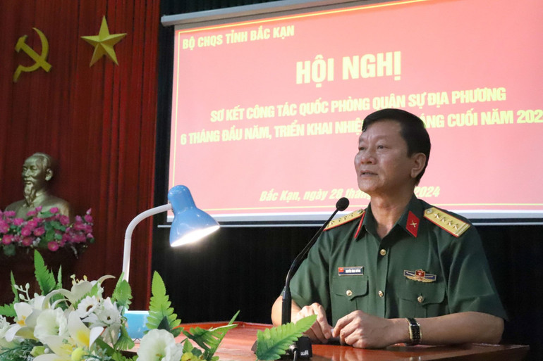 Đại tá Nguyễn Đình Huỳnh, Ủy viên Ban Thường vụ Tỉnh ủy, Chỉ huy trưởng Bộ CHQS tỉnh Bắc Kạn điều hành thảo luận tại Hội nghị. IMG_8448.jpg
