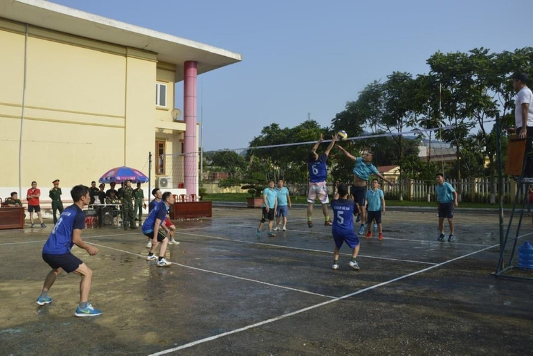 Sân trơn, bóng ướt nhưng các VĐV vẫn tranh tài sôi nổi. z5444624232312_78ed9067c45b0e330f6cf1660bdebf88.jpg