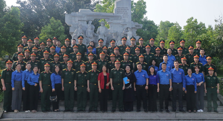 Các đại biểu chụp ảnh lưu niệm tại Khu di tích lịch sử Nà Tu. IMG_1923.jpg